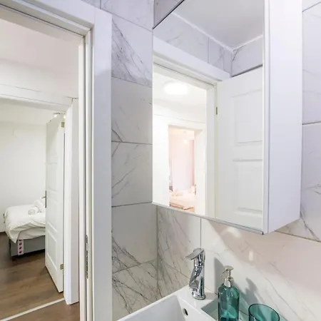 2br W/ac + Kitchen In Sisli